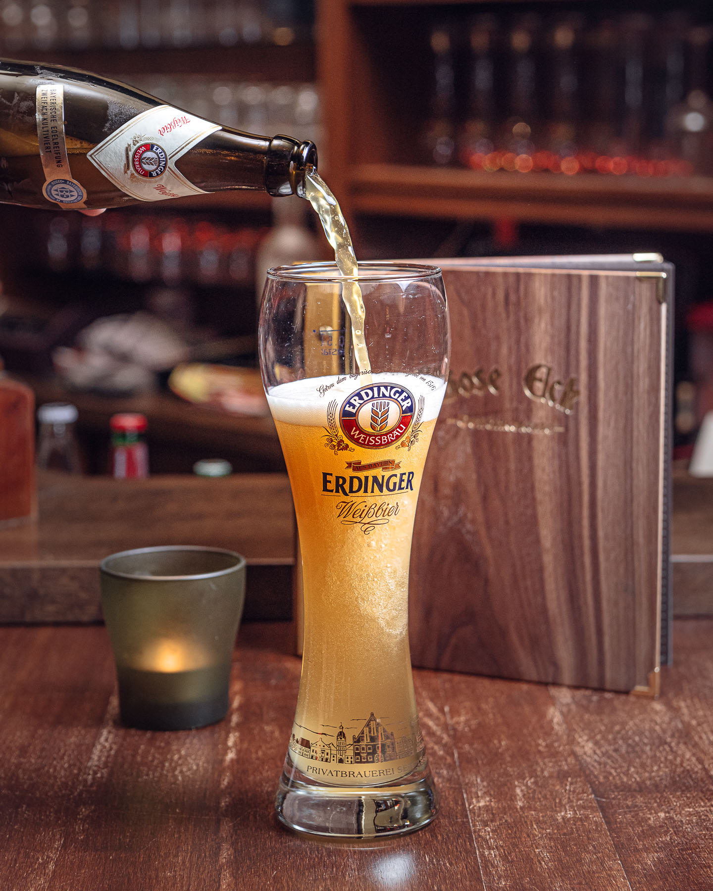 Frisch eingeschenktes Bier an der Theke