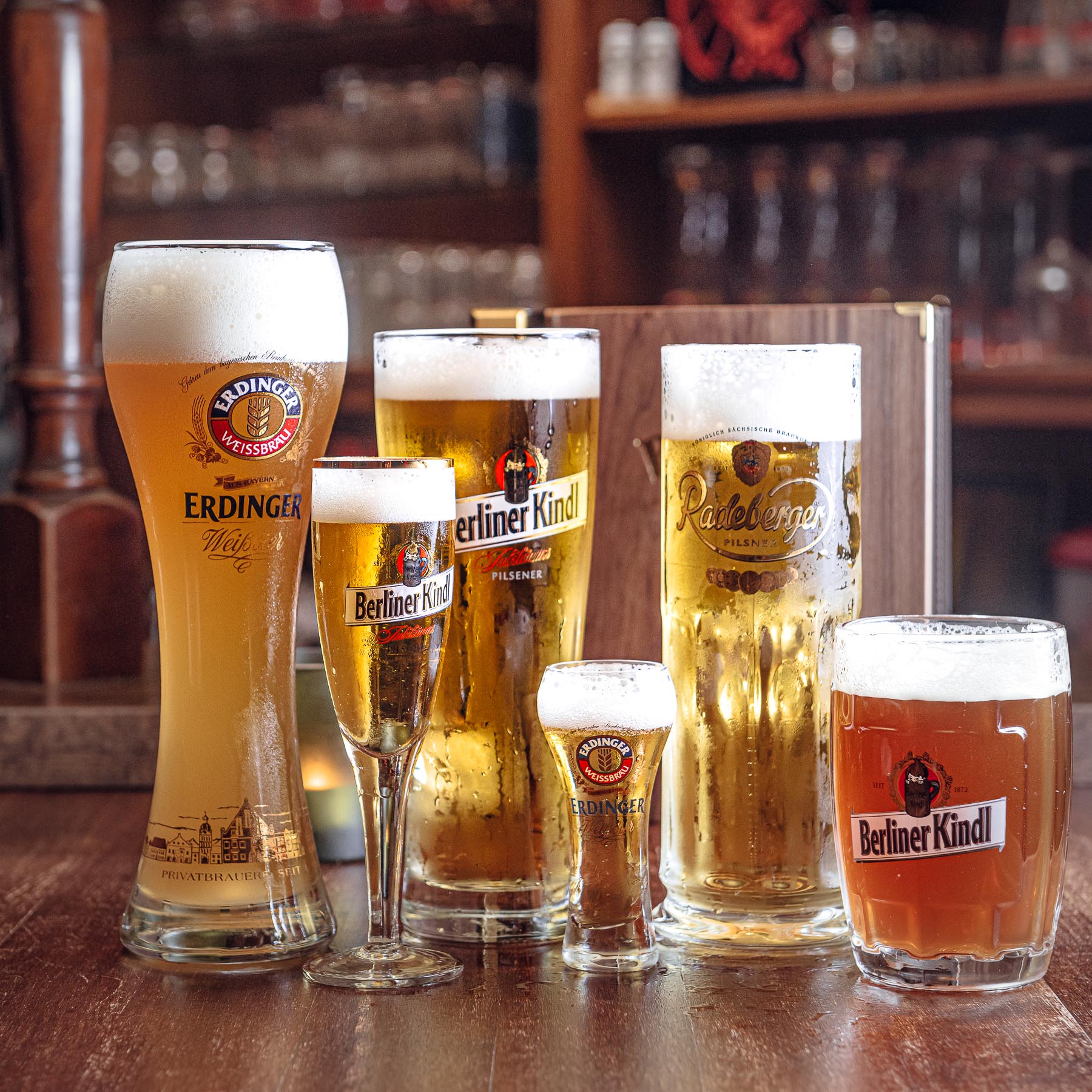 Verschiedene frisch gezapfte Biere