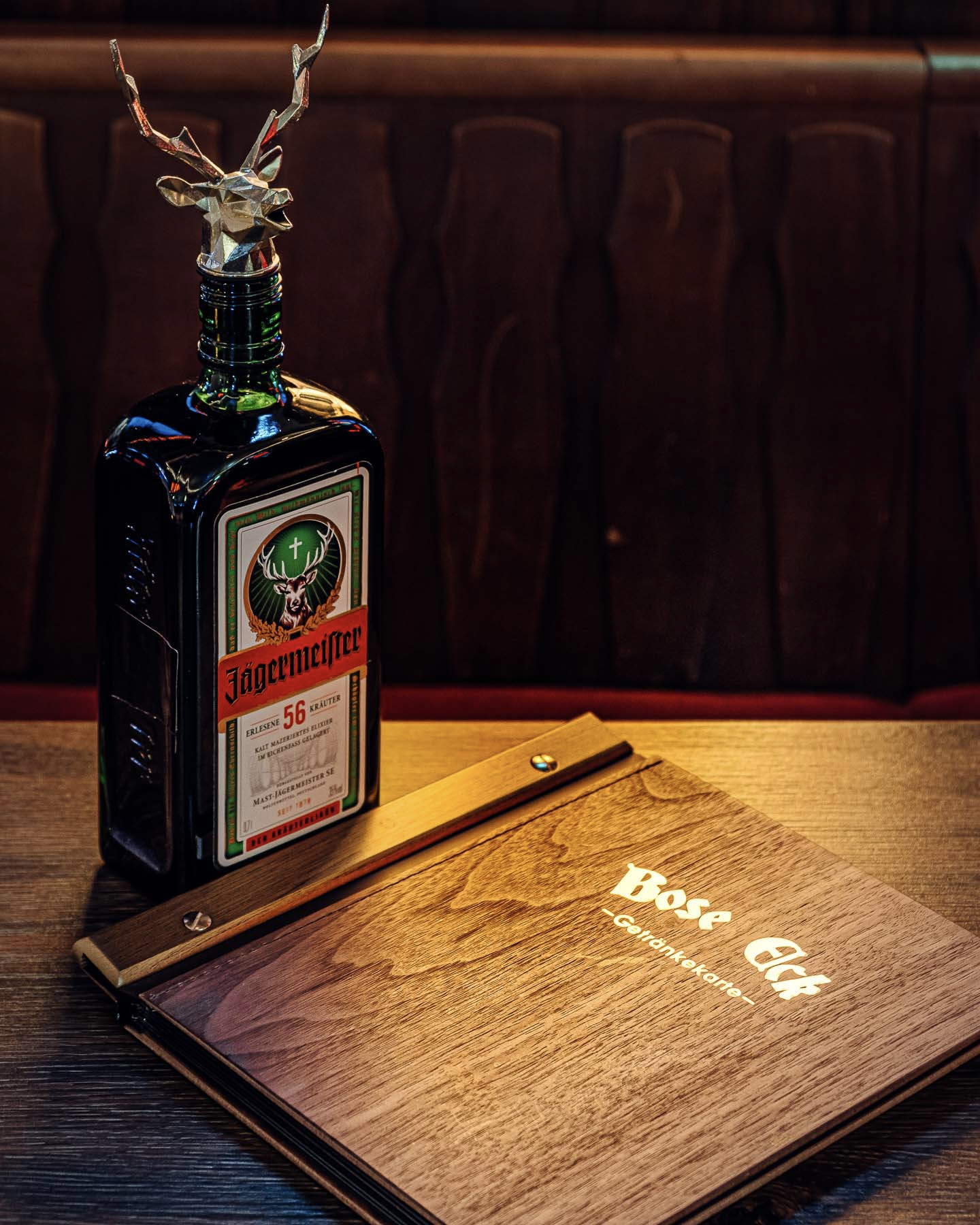 Jägermeisterflasche und hölzerne Getränkekarte im Bose Eck