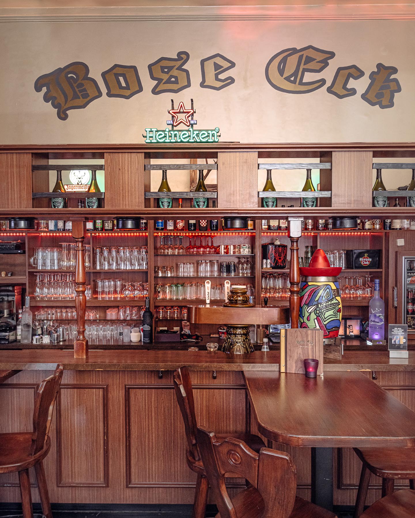 Die Theke des Bose Eck mit dem Schriftzug über der Bar